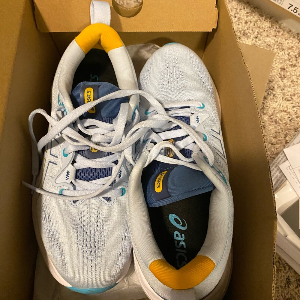 Women’s asics size 7, worn maybe 2 times. Very comfortable.